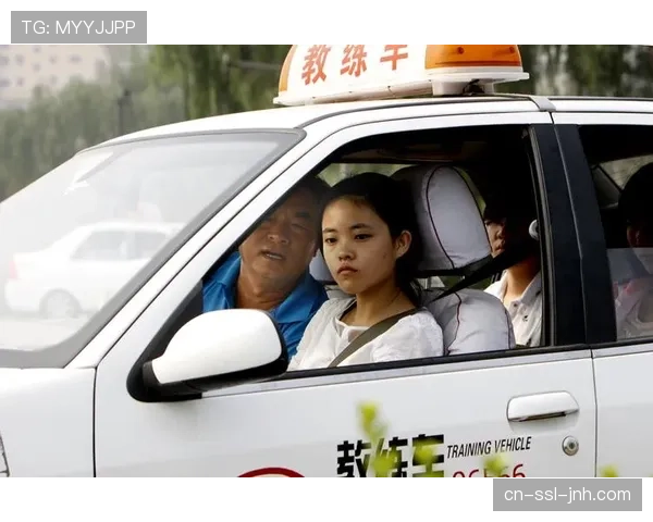 教练扔出白毛巾，保护爱徒免受更多重击